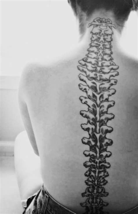 tatuaje columna vertebral hombre|Tatuajes en la columna vertebral hombres